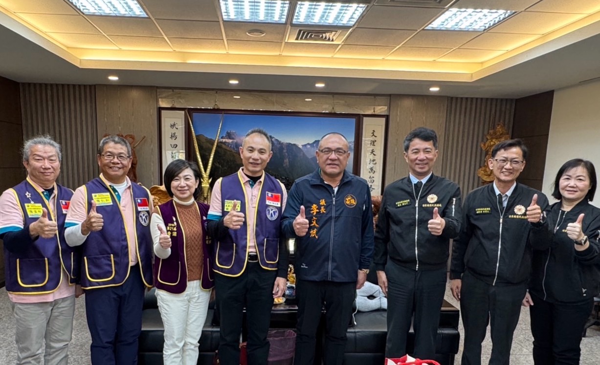 苗栗縣議長李文斌(右四)苗栗縣榮民服務處處長陳立中(右三)同濟會主席歐進義(左四)會後合影。(記者 張艷君翻攝)