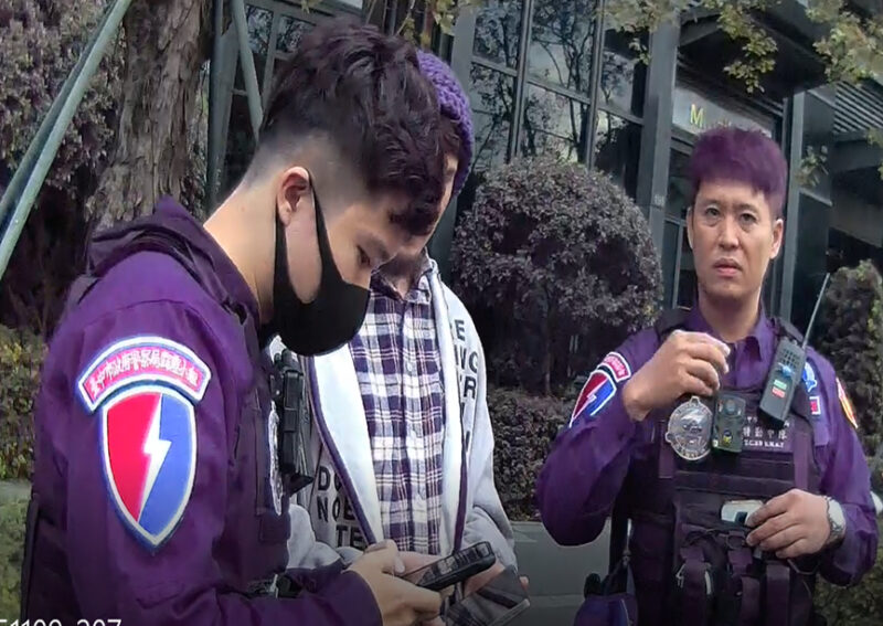 圖文:中市保大巡邏警網熱心協助迷途外籍旅客 語言不通也無礙。