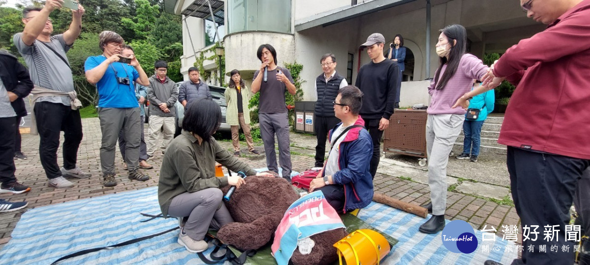 新竹分署於東眼山國家森林遊樂區辦理台灣黑熊救傷應變演練活動，獸醫人員說明於戶外進行傷熊麻醉、醫療協助、場控、搬運、侵擾排除等情境。(林業保育署新竹分署提供)