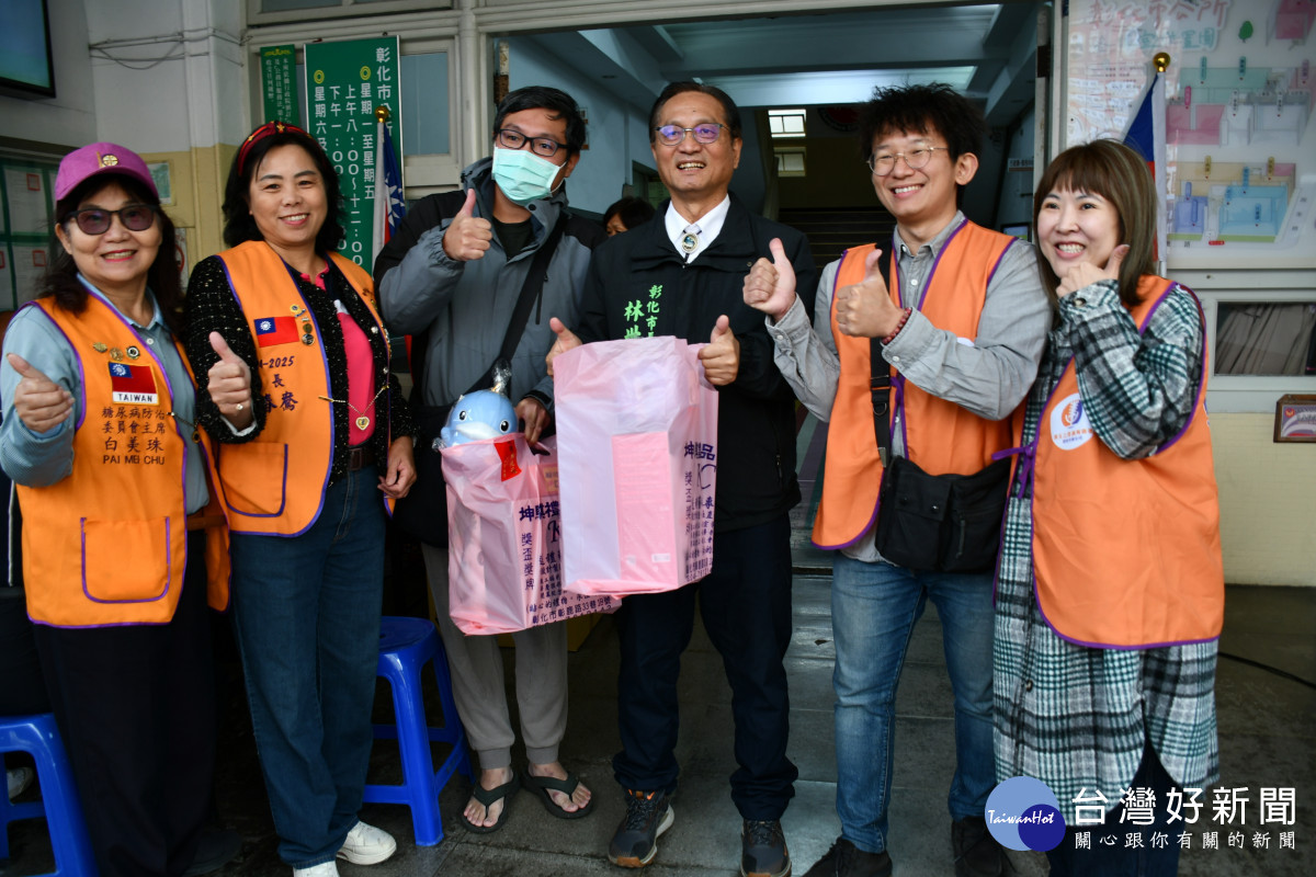 左3的民眾慨捐500CC熱血林世賢市長贈給2大袋禮品。圖/記者鄧富珍翻攝