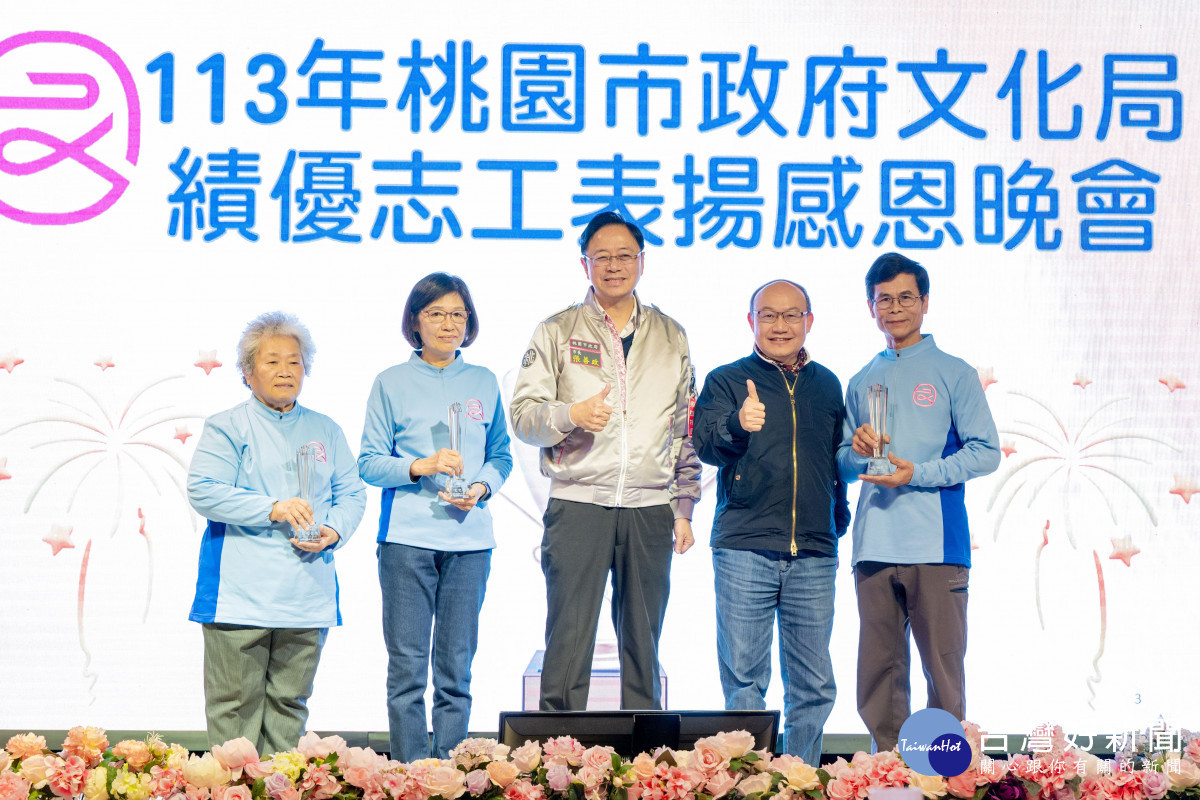 張市長和獲獎志工們合影。