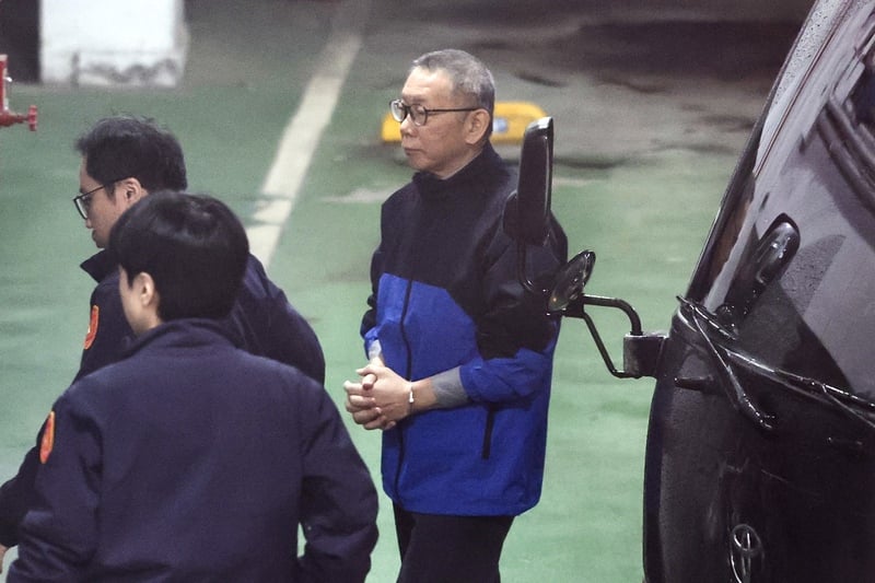 台北地檢署偵辦京華城案,19日下午提訊在押的前台北市長柯文哲(左),柯文哲在法警戒護下步下囚車。