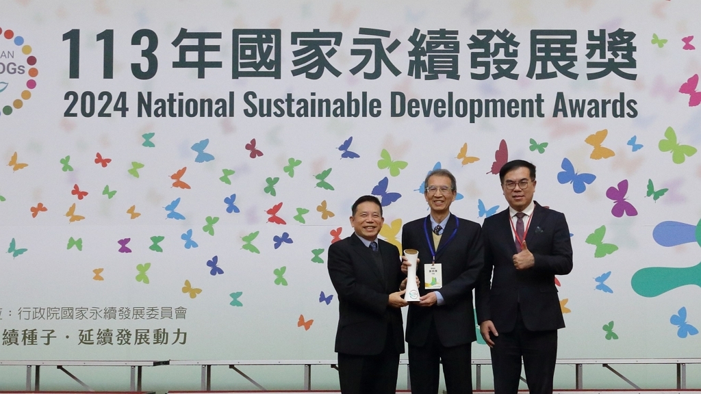 彭啓明部長(右)及監測資訊司謝炳輝司長(中)代表受獎（圖：環境部監資司）