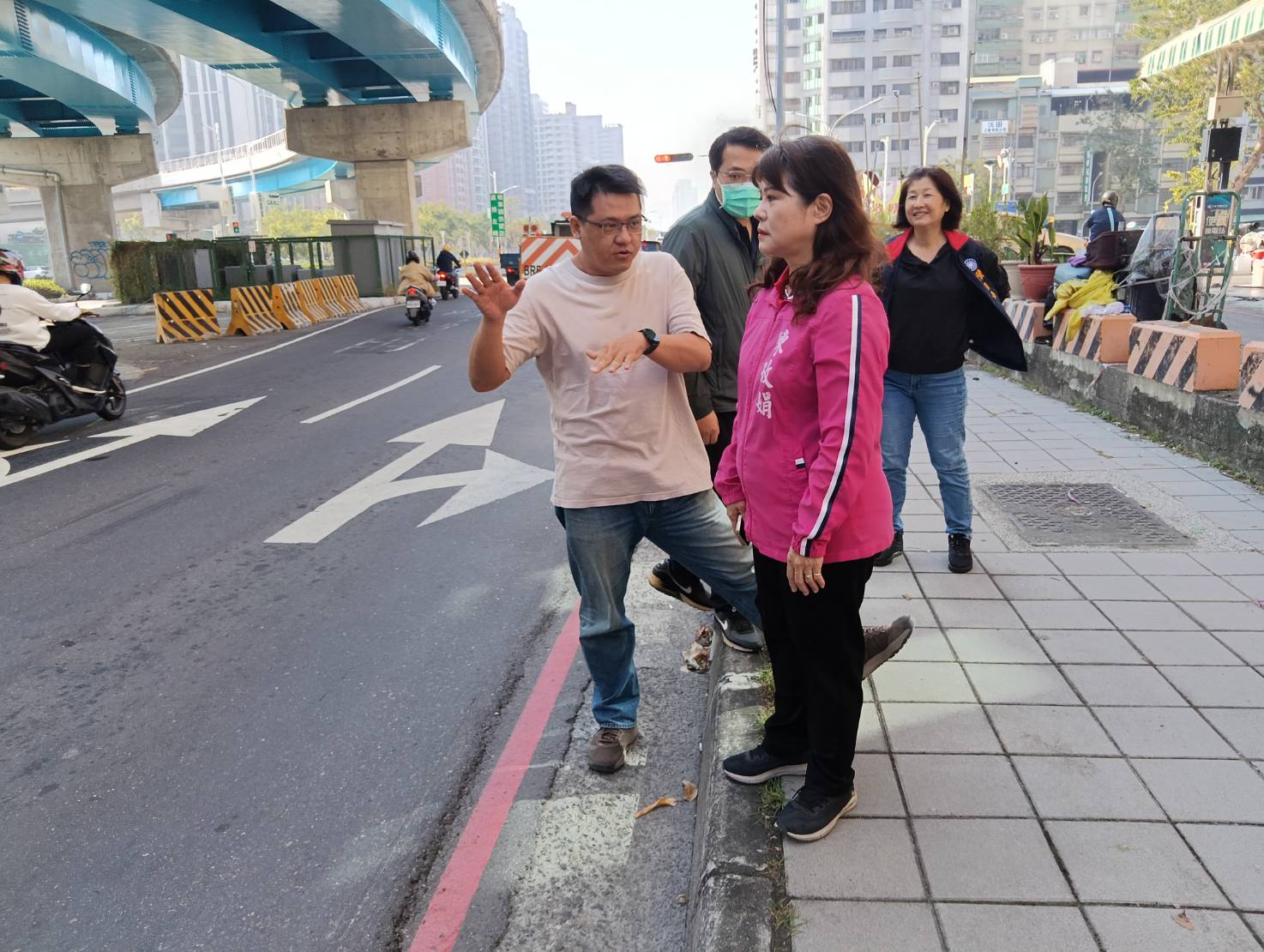 高雄市議員陳玫娟(中)與市府人員0到翠華路場勘,了解道路凹凸不平狀況。林錫淵攝