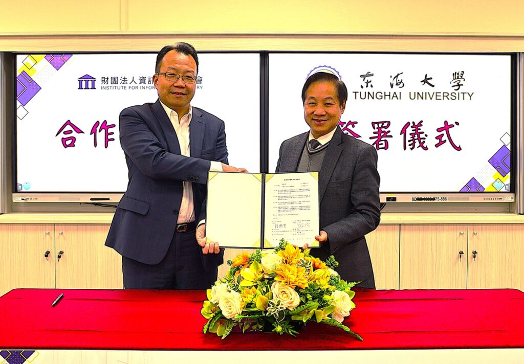 資策會軟體技術研究院院長蒙以亨（左）與東海大學校長張國恩（右），今日於校內代表雙方簽署合作備忘錄。（圖/東海大學提供）