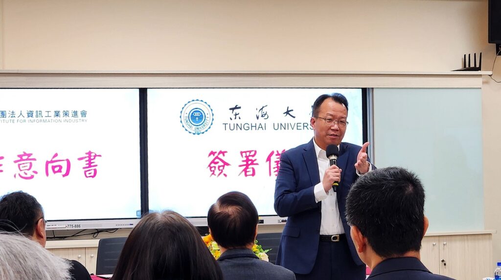 資策會軟體技術研究院院長蒙以亨說明合作意向。（圖/陳惠玲攝影）