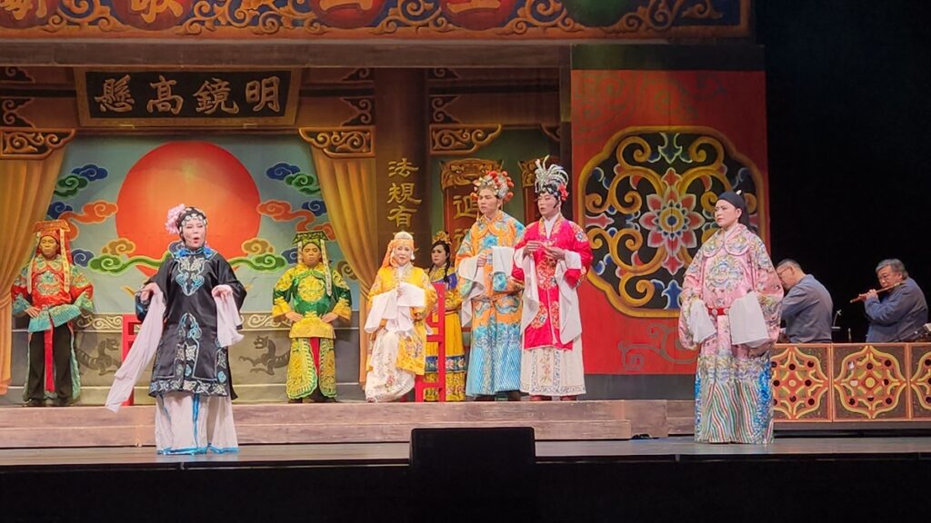 明華園總團文學跨界作品《散戲》,彩排現場精彩演出劇中的「女包公」片段。(圖/陳惠玲攝影)