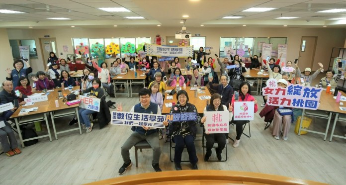 桃園智發會與婦幼局合作 教銀髮族婦女玩AI 65 hs5h454g