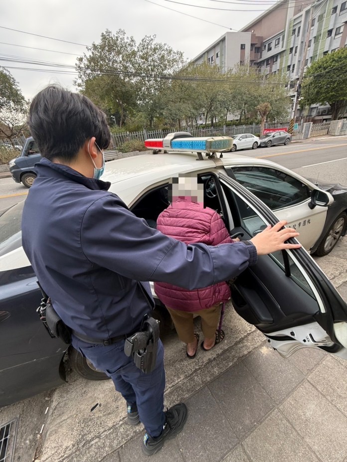 失智婦「想家」偷溜出門 楊梅警及時伸援 60 S 71205019 0