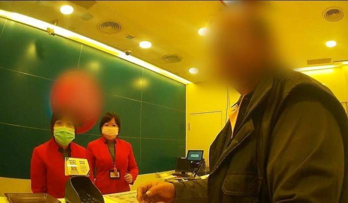 1天2男接連遇詐騙 八德警苦勸阻詐 60 713218 0