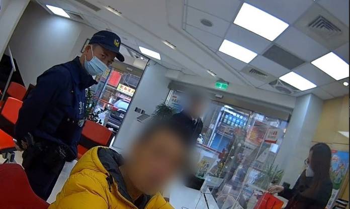 1天2男接連遇詐騙 八德警苦勸阻詐 61 713220 0