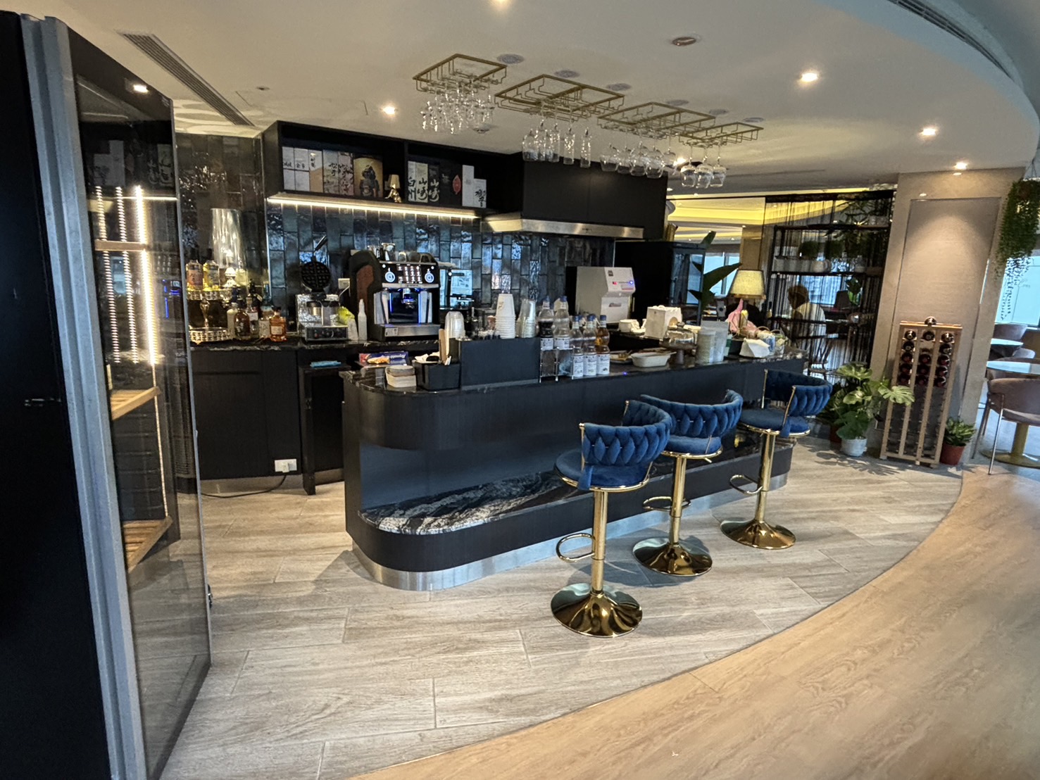 位於茹曦酒店15樓的OZARA咖啡館除了提供超高質感的各類飲品之外,還能遠眺101景觀。(圖/品牌提供)