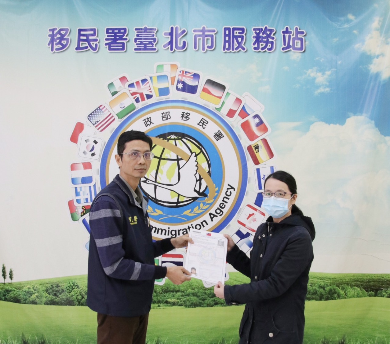 移民署和政大校方緊急協助趕辦楊同學家屬來台文件。(移民署提供)