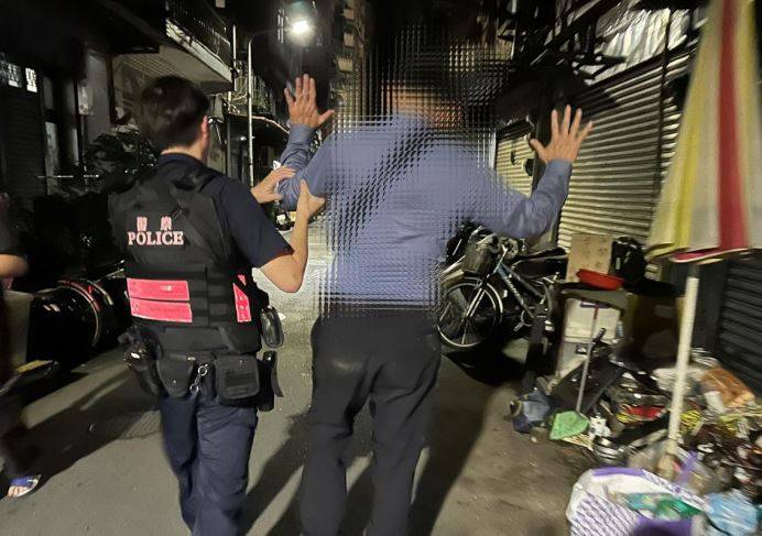 男子疑似酒醉倒臥路旁,警方迅速趕赴現場處理。(記者 黃荷琇翻攝)
