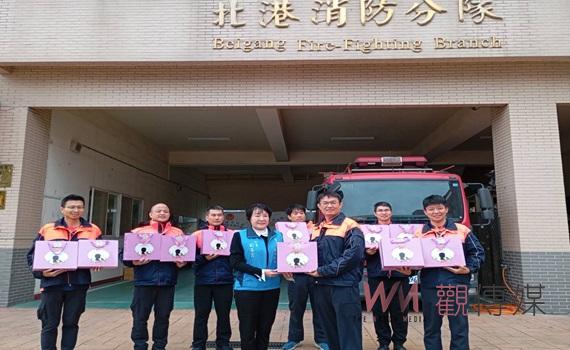 7天內連續3人落水搜救 縣長秘書劉玉霞感謝消防人員辛勞 致贈北港消防分隊同仁麻油黑米香