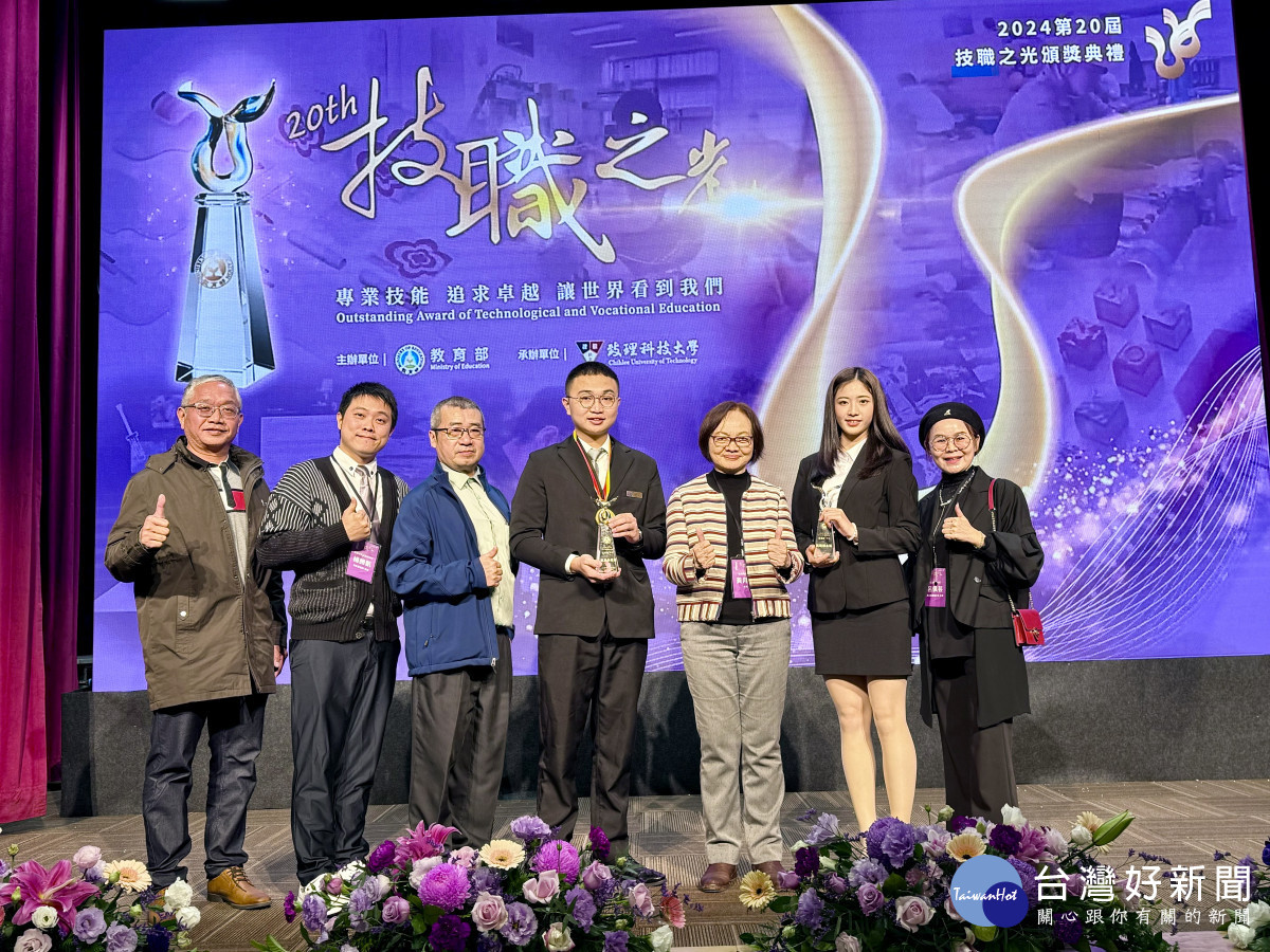 弘光科大校長黃月桂(右三)、餐旅系副教授許凱敦(左三)、美髮系系主任呂佩芸(右一)陪同學生王宥翔(中)、蔡佳妤(右二)領取技職之光獎盃。(弘光科大提供)