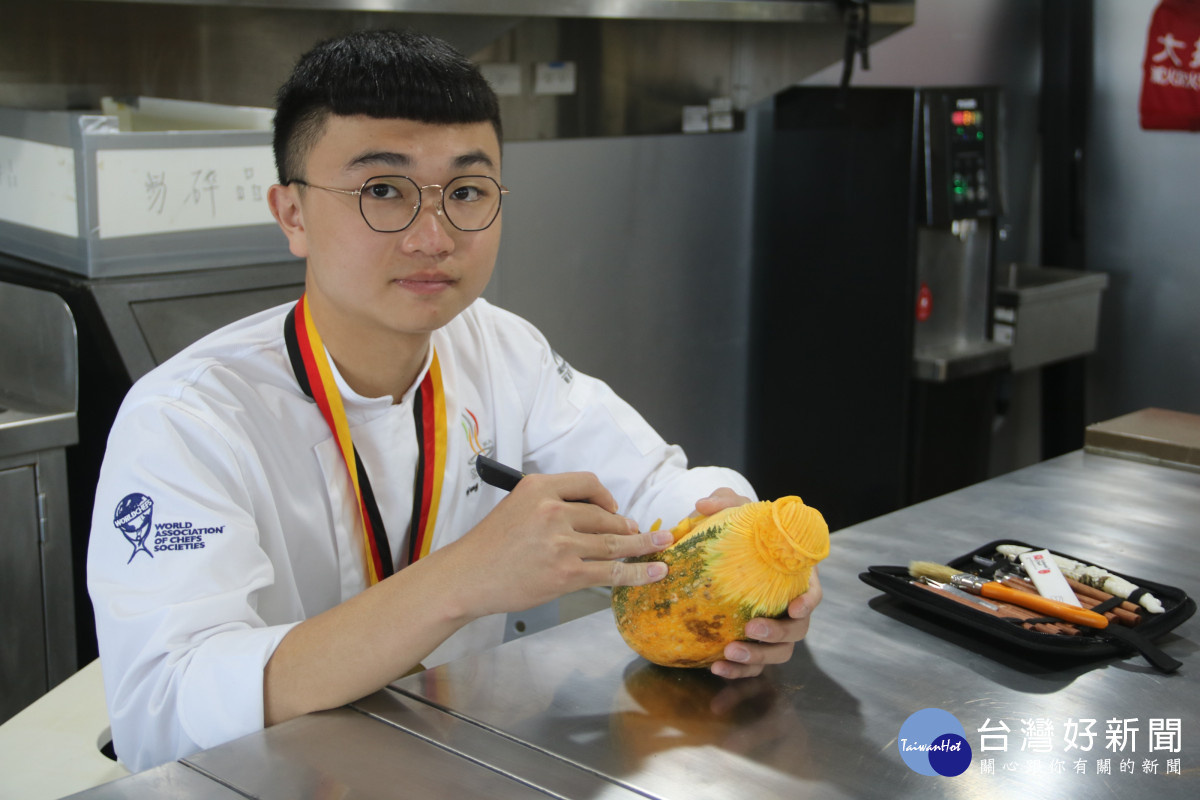 弘光科大學生王宥翔專注練習果雕。(弘光科大提供)