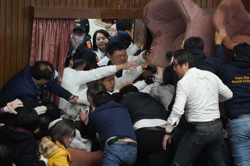 立法院會20日預計處理選罷法等修正草案,綠營19日晚間破壞窗戶後進入議場攻占主席台,上午9時後,國民黨立委兵分三路,突破封鎖進入議場,與民進黨立委發生衝突。中央社