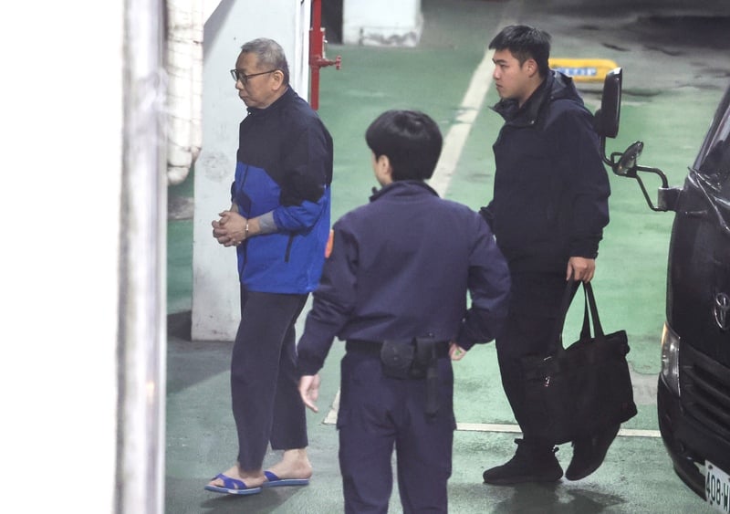 檢察官19日下午提訊在押的前台北市長柯文哲(左),柯文哲在法警戒護下步下囚車。中央社