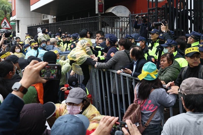 立法院外有經濟民主連合等公民團體發起「冬季青鳥在台北」活動,有民眾企圖翻進立法院,警方在現場維持秩序。中央社