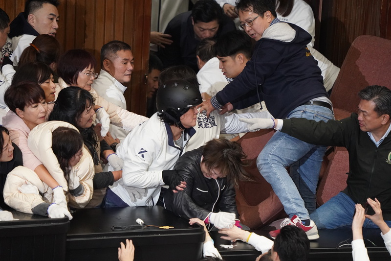 國民黨立委20日上午攻上主席台,與綠營爆發激烈拉扯衝突。中央社