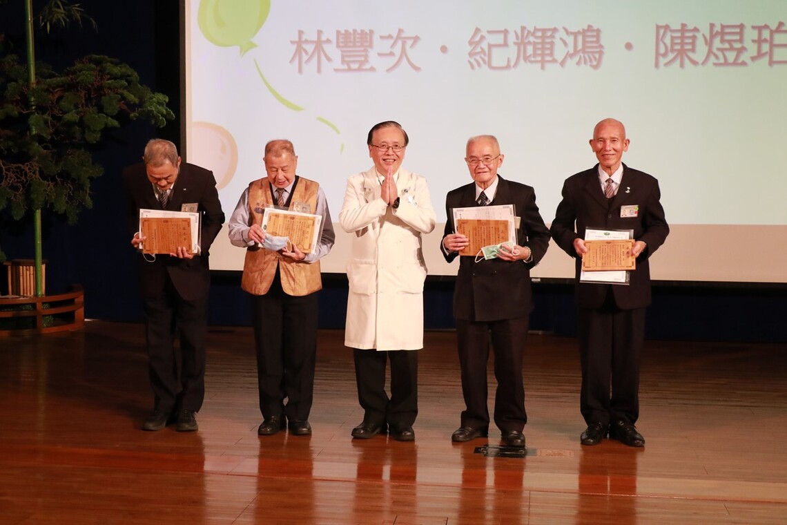 台中慈濟醫院表揚志工 服務逾五千小時四十人