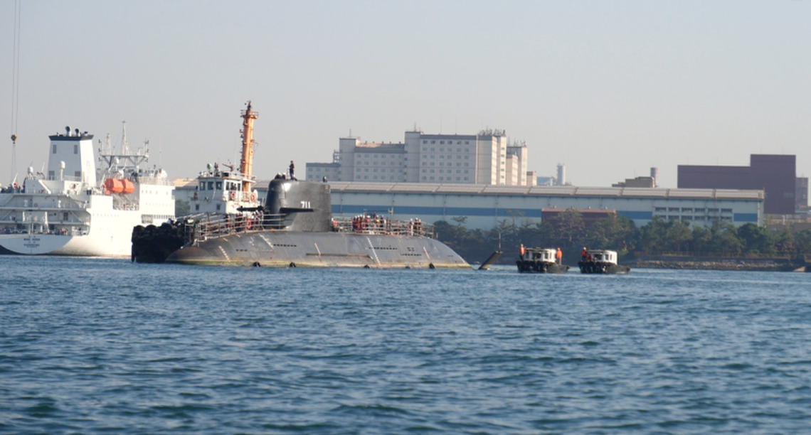 潛艦國造原型艦海鯤軍艦 執行移船入塢測試作業