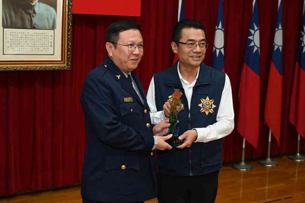 ▲偵查隊則再添1座，由隊長卓志昌受獎。（記者林明佑翻攝）