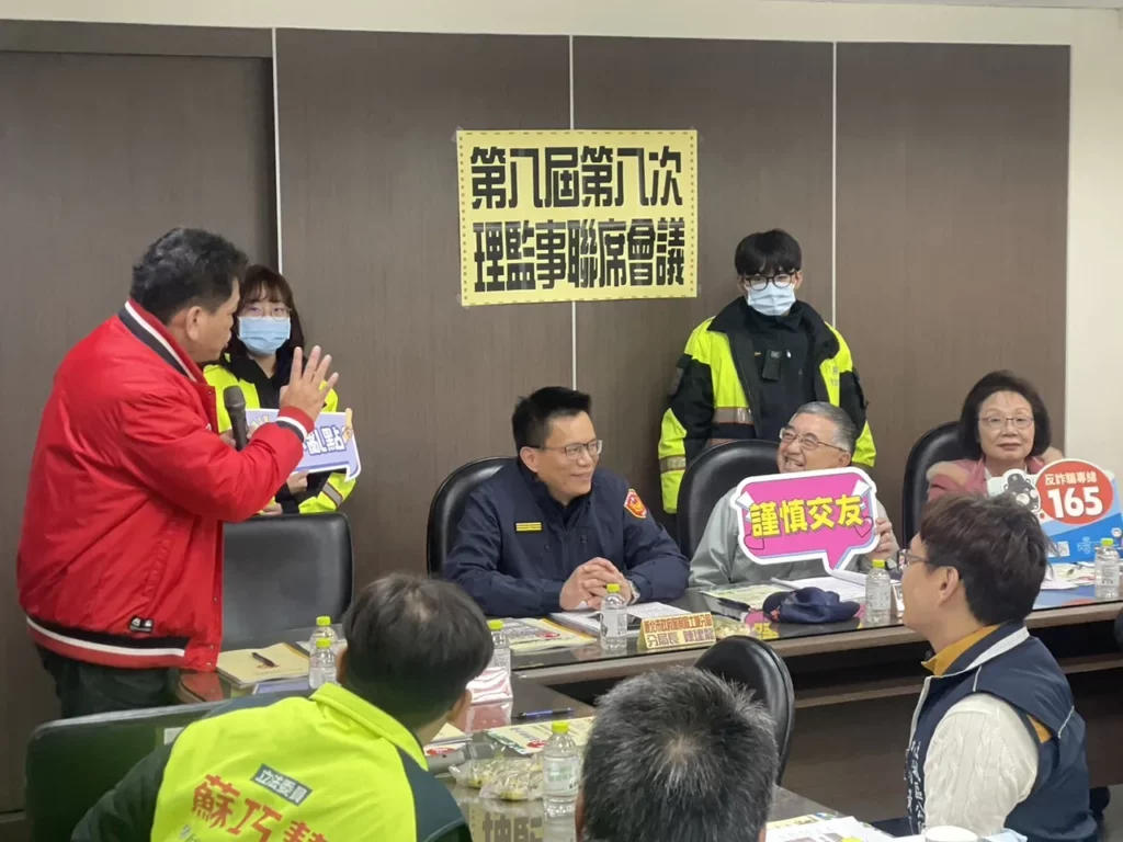 土城分局至現場與各位理監事們宣導防詐及交通安全