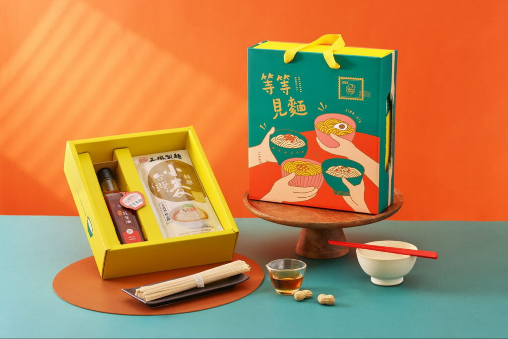 三風製麵推出『等等見麵 小麥麵線花生油禮盒』，以台灣小麥和低溫壓榨花生油為主角，搭配溫馨設計的禮盒，象徵新年團圓與祝福的美好心意。（圖_三風製麵提供）