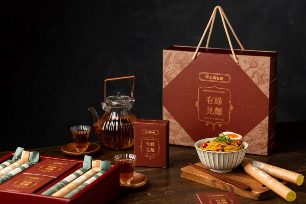 三風製麵也推出「有緣見麵乾拌麵禮盒」，麵條採用經典的紙捲麵包裝，以典雅且有品味的設計，將送禮者最真誠的心意傳遞出去。（圖_三風製麵提供)