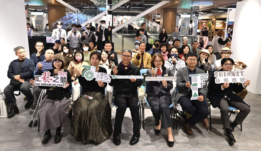 「2024工藝之夢特展」在新光三越臺中中港店10樓正式揭幕！參與開幕儀式貴賓合影。（圖/陳惠玲攝影）