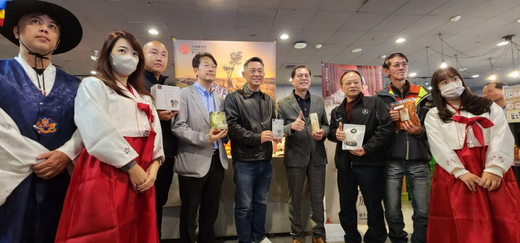 南韓光州市農特產品首度登臺展銷,與台北農產公司「北農嚴選」有利海鮮肉品南北攜手合作今天揭幕