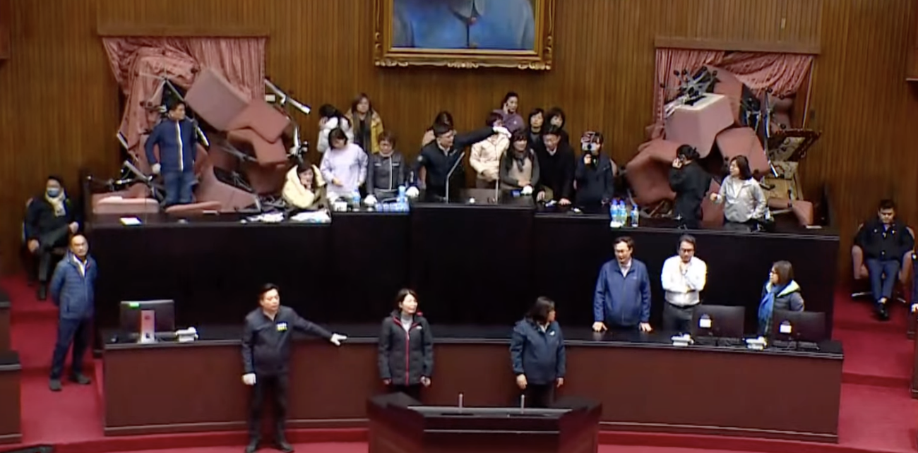 國會淪陷！藍綠上演全武行 議場淪為戰場