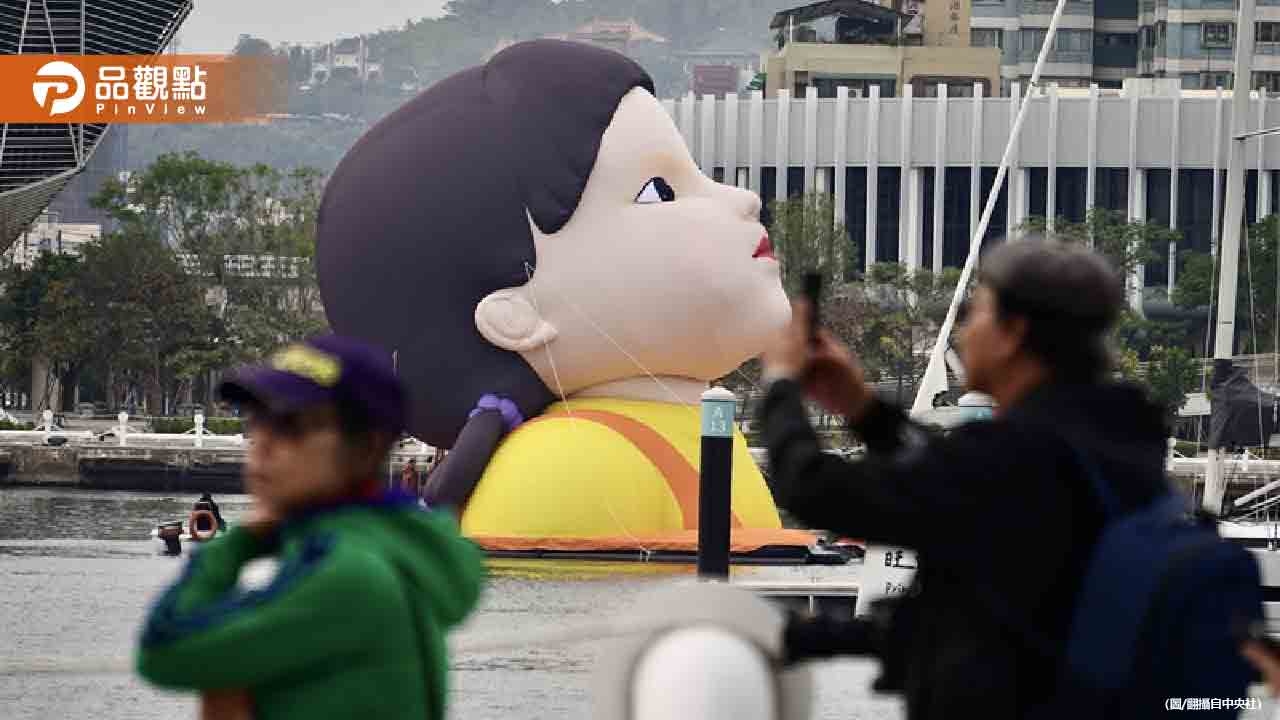 巨型「英熙娃娃」現身高雄港！民眾搶拍驚呼：有點可怕