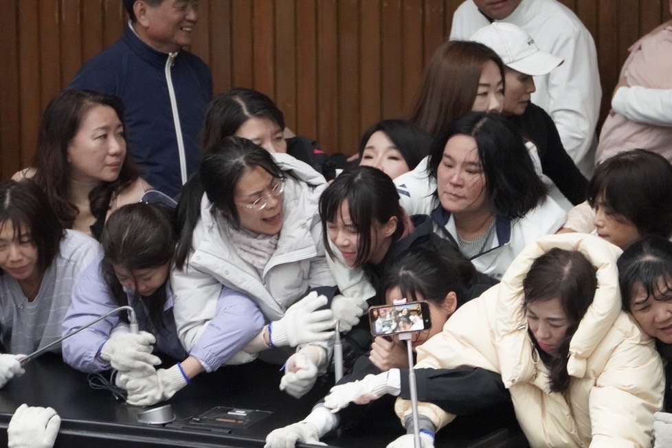 立院衝突!林宜瑾外套沾血、林楚茵送醫 黃捷遭勒頸、范雲皮衣被撕破 242 立院衝突!林宜瑾外套沾血、林楚茵送醫 黃捷遭勒頸、范雲皮衣被撕破 241