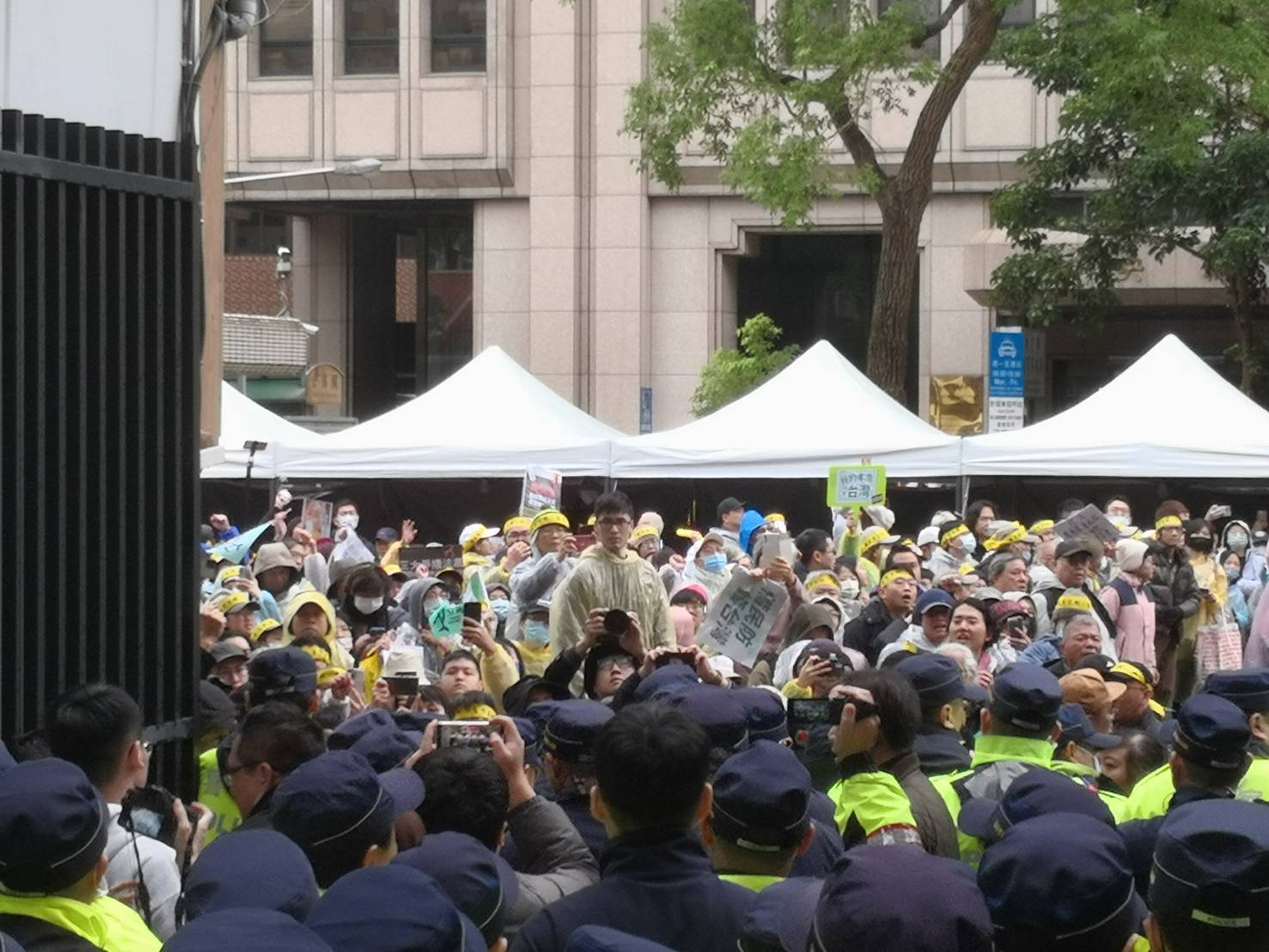 場外5千民眾怒吼「退回惡法」 林俊憲:行政院長應考慮拒絕副署 244 場外5千民眾怒吼「退回惡法」 林俊憲:行政院長應考慮拒絕副署 243