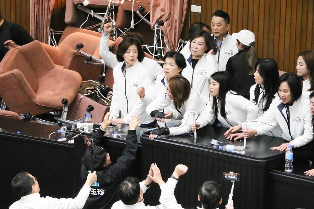 立院場內外青鳥難鬥藍鷹 陳秀寳批3惡法、黃健豪指國會淪叢林 246 立院場內外青鳥難鬥藍鷹 陳秀寳批3惡法、黃健豪指國會淪叢林 245