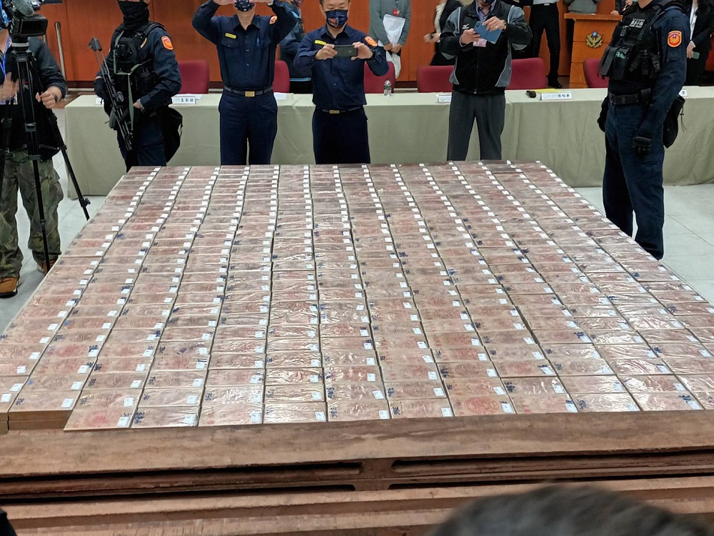 小毒蟲輕生遺書透露勁爆秘密 租屋處床底赫見「市值8億」海洛因磚 236 小毒蟲輕生遺書透露勁爆秘密 租屋處床底赫見「市值8億」海洛因磚 235