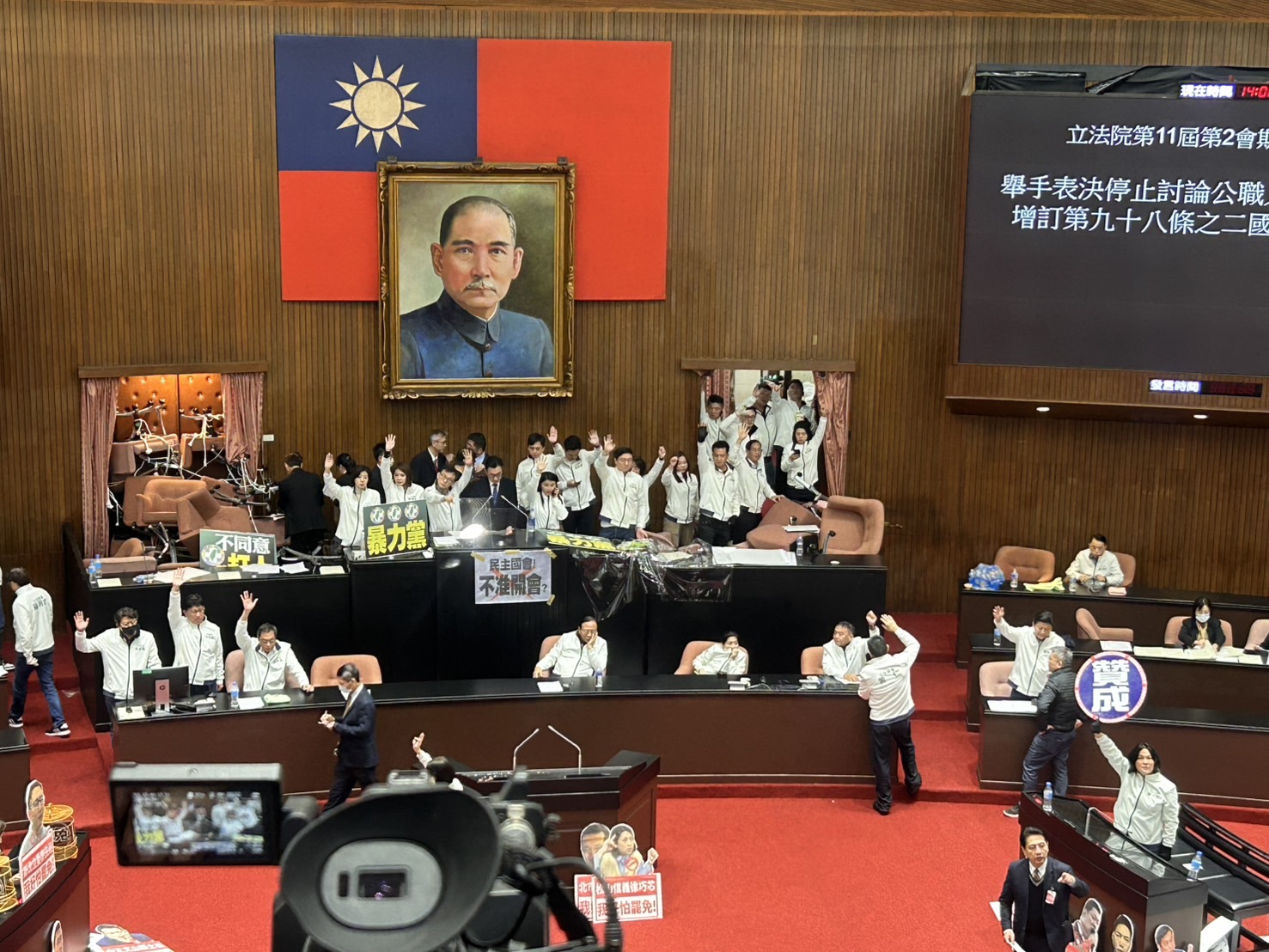 藍白聯手修《選罷法》剝奪罷免權 郭昱晴:黃國昌穿越時空自打臉 218 藍白聯手修《選罷法》剝奪罷免權 郭昱晴:黃國昌穿越時空自打臉 217