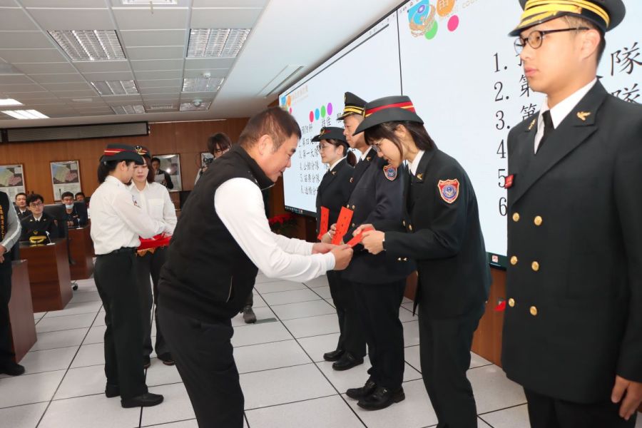 感謝消防人員守護鄉親安全!鍾東錦授階及頒發救災救護工作獎勵金