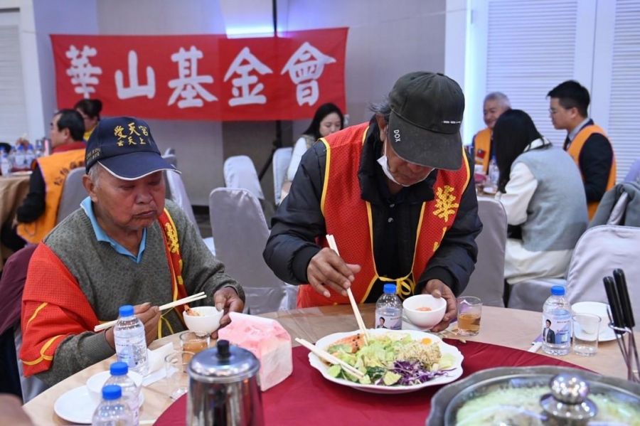 孤老寒冬不孤單! 團圓圍爐展笑顏