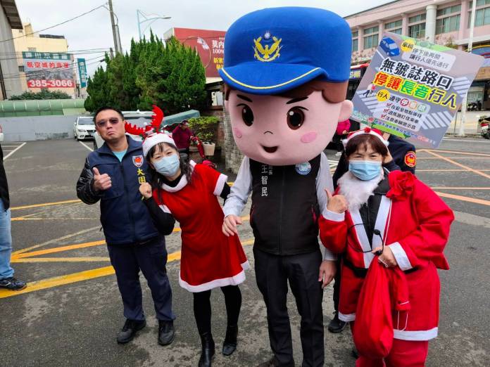 大園警熱鬧迎聖誕老人 長輩變裝開心學防詐 72 316570 0