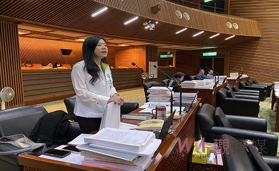 宜縣議會最年輕新科議員 遞補就職未滿月遇定期會 黃惠慈犧牲睡眠研讀預算書