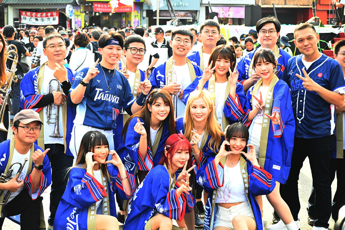 職棒富邦悍將應援團團長與啦啦隊驚喜現身,大跳《臺灣尚勇》、《Team Taiwan》兩首爆紅應援神曲/陳致愷攝影