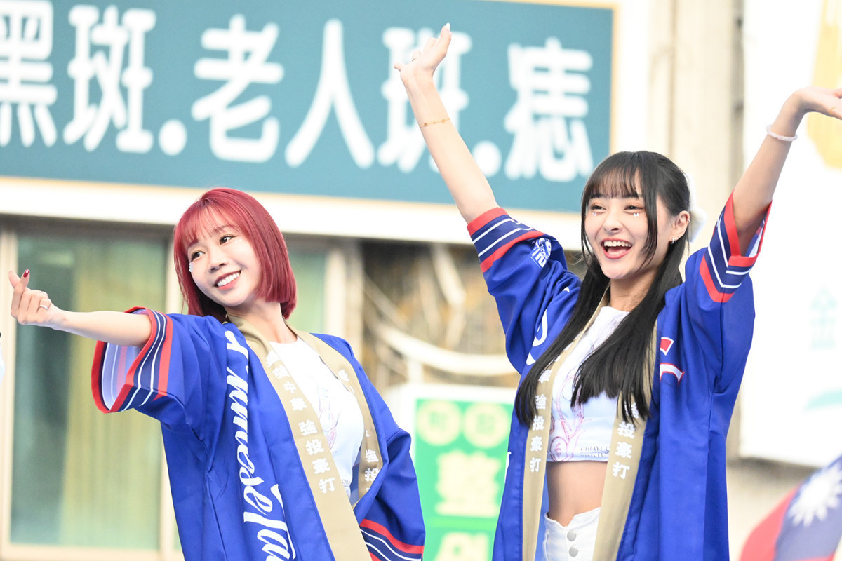 職棒富邦悍將啦啦隊大跳《臺灣尚勇》、《Team Taiwan》炒熱現場氣氛/陳致愷攝影