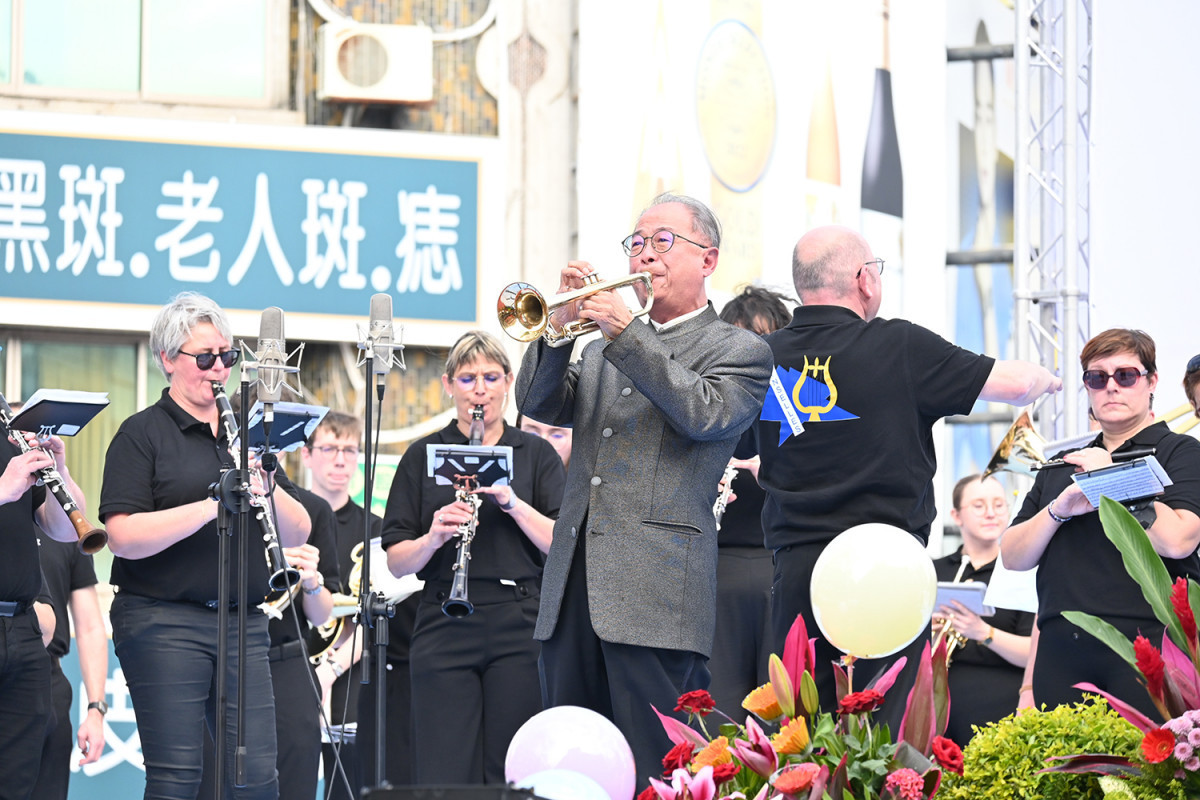 法國朗塞爾市立管樂團與臺灣知名小號演奏家葉樹涵教授合奏《愛的頌歌》開場/陳致愷攝影