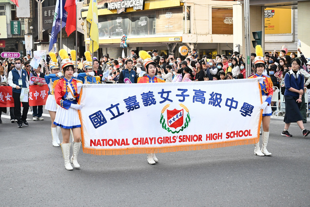 踩街活動開始,由在地代表團隊嘉義女中樂旗儀隊領軍/陳致愷攝影