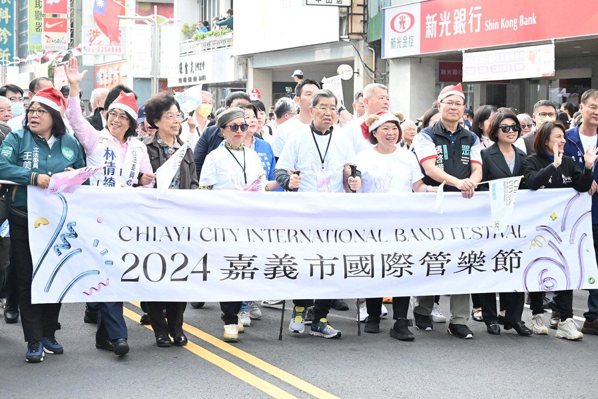 嘉義市長黃敏惠與前副總統蕭萬長等人共同執旗,沿途擠滿人潮夾道歡迎/陳致愷攝影
