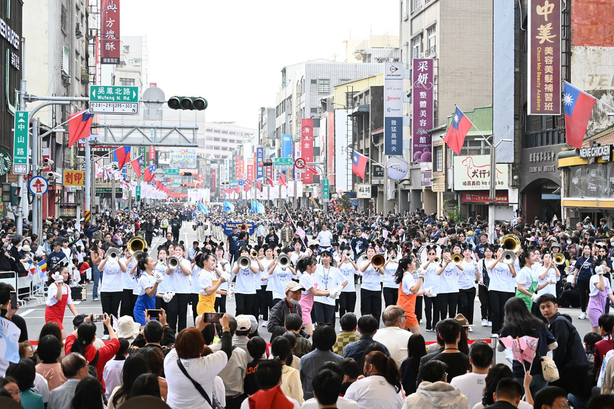 2024嘉義市國際管樂節踩街嘉年華現場擠滿人潮/陳致愷攝影